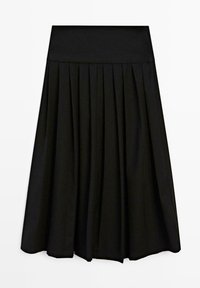 Černá plisovaná midi sukně s širokým pasem, která se jemně rozšiřuje ke spodnímu okraji.