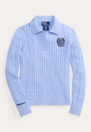 Pull polo à manches longues bleu clair en maille torsadée avec col, logo Ralph Lauren brodé sur le poignet et blason de Wimbledon sur la poitrine.