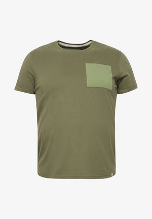 T-shirt in cotone verde oliva con maniche corte, colletto rotondo e taschino in tessuto verde chiaro a contrasto sul lato sinistro del petto.