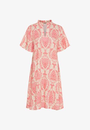 Blomsterpræget kjole i blødt stof; har korte, flagrende ærmer, en rund hals med en nøglehulåbning og et let koralfarvet design på en cremet baggrund.