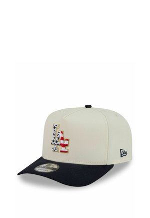 Weißer und schwarzer Snapback-Cap mit LA-Logo, mit schwarzen Sternen und roten Streifen, die wie die amerikanische Flagge auf dem Vorderteil angeordnet sind.