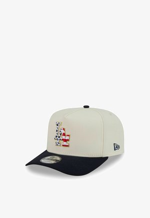Biała i czarna czapka typu snapback z logo LA, z czarnymi gwiazdami i czerwonymi paskami ułożonymi na przednim panelu wzorem przypominającym amerykańską flagę.