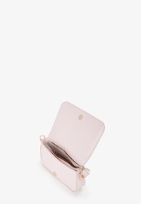 Borsa a mano in pelle rosa chiaro con chiusura superiore a zip, hardware dorato e interno open con diversi scomparti e slot per carte.