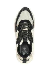 Zwarte en crèmekleurige sneaker met een gestructureerd mesh bovenwerk, pluche accenten en zwarte veters. Kenmerkt zich door een metallic glans op de zool. Maat 39.