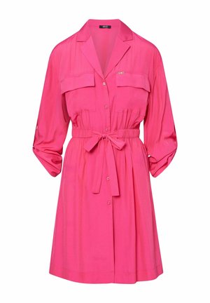 Jasnoróżowa, długorękawowa sukienka na guziki z kołnierzykiem, dwie kieszenie na piersiach, taliowany pas związany kokardą i podwinięte rękawy.