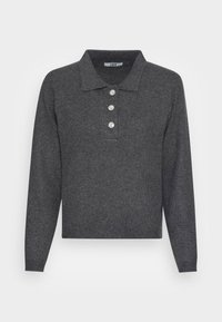 Pull en tricot gris avec un col polo, manches longues et quatre boutons décoratifs, présentant une texture côtelée et une coupe courte.
