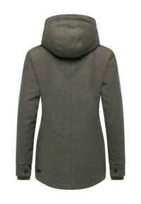 Veste à capuche vert olive avec des manches longues, poignets à boutons et un ourlet légèrement arrondi, présentée de dos sur fond blanc.