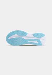 Semelle de chaussure de sport blanche avec des accents bleu clair. Présente du caoutchouc texturé avec des motifs circulaires pour l'adhérence et la durabilité.