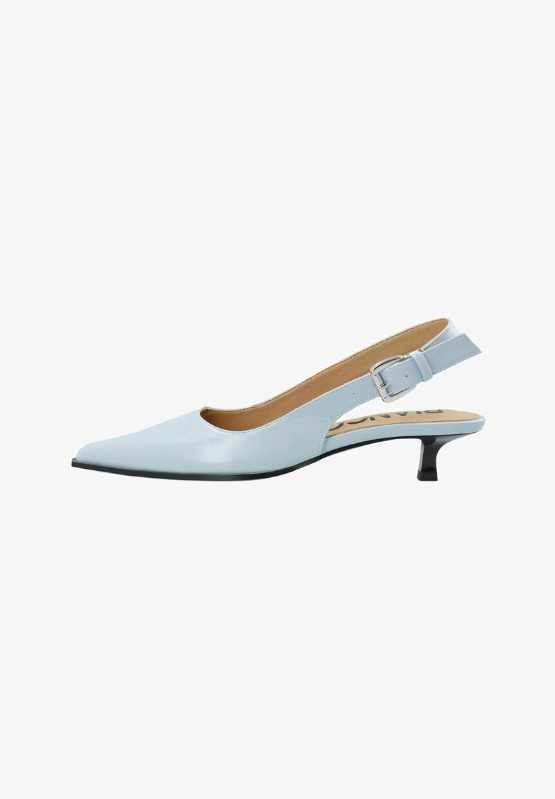 Chaussure slingback bleu clair à bout pointu avec un petit talon kitten noir et une bride à boucle argentée sur fond blanc.