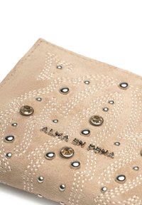 Portafoglio in suede beige con motivi a onda testurizzati, decorato con borchie in argento e strass. Presenta il nome del marchio in lettere metalliche.