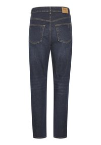 Jeans in denim blu scuro con taglio dritto, dotati di tasche posteriori e cuciture a contrasto. L'etichetta sulla cintura identifica il marchio.