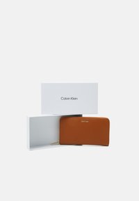 Calvin Klein MUST WALLET XL - Portefeuille - cognac