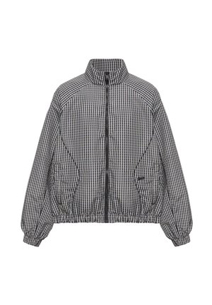Czarna i biała kurtka zapinana na zamek, w kratę, z wysokim kołnierzem, elastycznymi mankietami, kieszeniami po bokach i lekko marszczonym dołem.