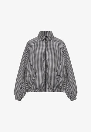 Czarna i biała kurtka zapinana na zamek, w kratę, z wysokim kołnierzem, elastycznymi mankietami, kieszeniami po bokach i lekko marszczonym dołem.