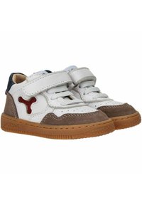 Witte leren en grijze suède kinderschoenen met klittenbandsluiting, ronde neus, rubberen zool en rode accenten.