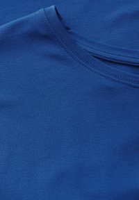 Blå bomullströja med rund halsringning, jämn textur och korta ärmar. Tyget är lätt och enfärgat.