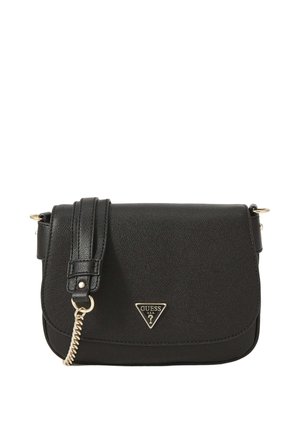Sac bandoulière noir Guess avec finition texturée, détail chaîne dorée, sangle réglable et plaque logo triangulaire sur la fermeture à rabat avant.