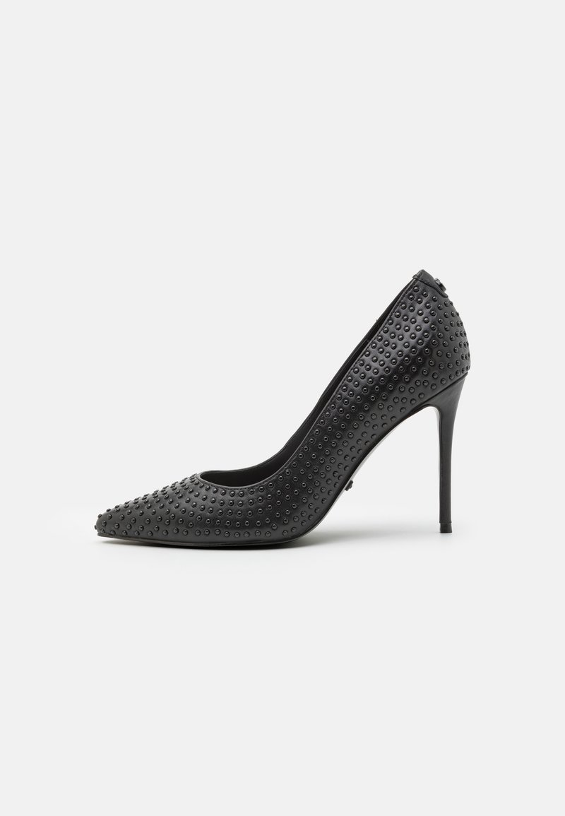 Chaussure noire pour femme à talons hauts avec bout pointu et motif texturé clouté couvrant la surface, vue de profil latéral.
