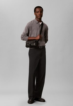 Calvin Klein, EMBLEM HW CAMERA BAG - Sac bandoulière - black