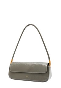 Harmaa tekstuuriinen keinonahkainen käsilaukku, jossa on läppäsuljenta, kultasävyinen metalliosat ja yksi olkahihna. Minimalistinen muotoilu, jossa on hienovarainen brändäys.