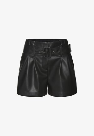 Sorte højtaljede shorts i imiteret læder med læg og et bredt bælte med en stor rektangulær spænde.