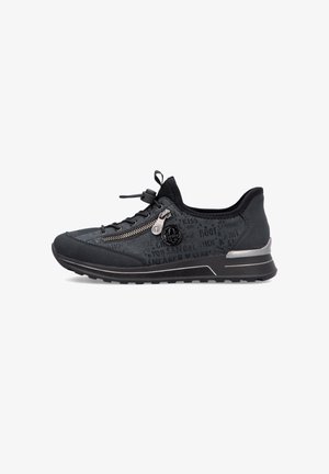 Zapatilla negra con una parte superior de textil suave que presenta sutiles textos impresos, un cierre de cremallera y una suela de goma texturizada con acentos metálicos.