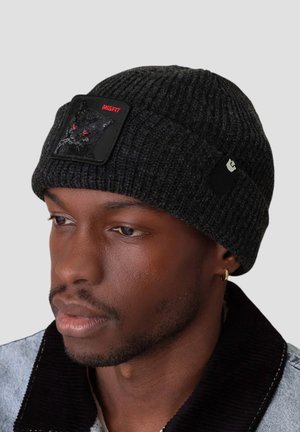 Bonnet en tricot côtelé noir avec un patch rectangulaire affichant un design de chat noir aux yeux rouges, accompagné du texte rouge "MISFIT".