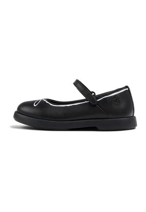 Chaussure Mary Jane en cuir noir avec un bout arrondi, une semelle plate et des détails en couture blanche. Comprend une sangle sur le coup de pied et un petit logo.