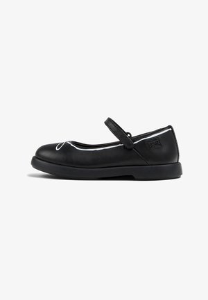 Scarpa Mary Jane in pelle nera con punta arrotondata, suola piatta e dettagli di cucitura bianca. Presenta una fascia sul collo del piede e un piccolo logo.