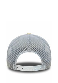 Weißer Mesh-Baseballcap, verstellbarer Snapback-Verschluss, runde Krone, glatte Textur, kleines Detail am oberen Knopf, offenes Rückendesign.