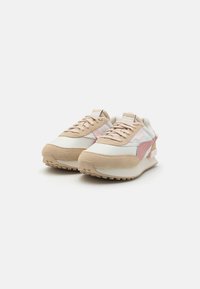 Sneaker in pelle scamosciata e rete beige e rosa con una suola intermedia bianca, caratterizzate da una suola testurizzata e dal logo Puma sulla linguetta.