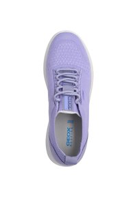 Lavendel Geox sneakers met een ademende mesh bovenkant, ronde neus, vetersluiting aan de voorkant en een lichtgewicht witte tussenzool. Kenmerkt logo-detail.