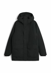 Svart huva jacka i matt finish, med rak skärning, stora framfickor och en dold dragkedjestängning.