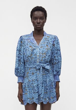 Alice + Olivia, CORA VOLUMINOUS TIERED MINI SHIRT DRESS - Paitamekko - indigo