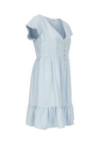 Světle modré šaty do půli stehen s krátkými volánovými rukávy, výstřihem do V, předním zapínáním na knoflíky, nabíraným pasem a volánkovým lemem.