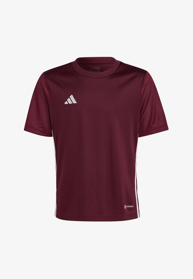 Bordeaux sportshirt met korte mouwen, gemaakt van ademend materiaal, met witte zijstrepen en een wit logo op de borst.