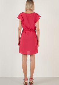 LELA REGULAR FIT - Päevakleit - fuchsia