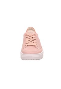 Jasnoróżowy sneaker z gładką skórzaną cholewką, zaokrąglonym noskiem, wiązaniem na sznurowadła oraz białą gumową podeszwą z teksturowanymi rowkami.