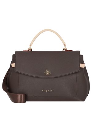 Sac à main en cuir texturé marron avec une poignée crème, quincaillerie dorée, fermeture à rabat et une bandoulière réglable. Nom de la marque embossé à l'avant.