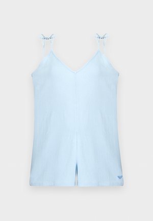 Ανοιχτό γαλάζιο ολόσωμο σορτς χωρίς μανίκια με λεπτές λωρίδες που δένουν και μικρό λογότυπο καρδιάς κοντά στο τελείωμα στο αριστερό πόδι.