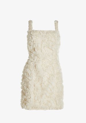 Vestido blanco hecho de una tela texturizada, con una superficie con volantes y tirantes cuadrados, con una silueta ajustada y un diseño hasta la rodilla.
