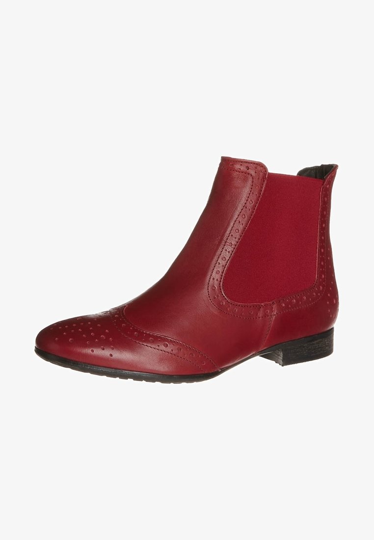 Bottine Chelsea en cuir rouge avec détails brogue, panneau latéral élastique et petit talon noir.