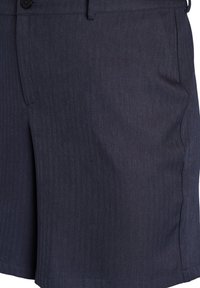 Mörkgrå skräddarsydda shorts med subtil herringbone-mönster och fickor fram, visas i närbild.