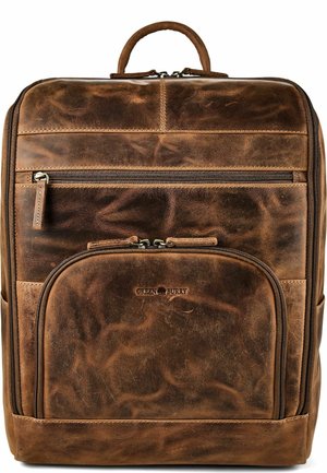 Brauner Leder-Rucksack mit zwei vorderen Reißverschlussfächern und einem oberen Griff, zeigt die natürliche Lederstruktur und das „GREEN BURRY“-Logo.
