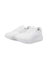 Białe sneakersy z gładkiego materiału syntetycznego, z designem na sznurówki, teksturowanymi akcentami i wyściełaną podeszwą dla wygody.