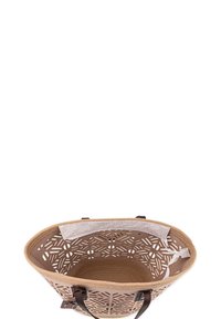 Bolsa de tote tejida color beige con asas de cuero marrón, que presenta intrincados patrones geométricos cortados y un interior liso y texturizado.