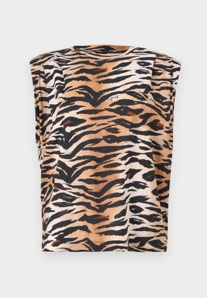 Αμάνικη μπλούζα με ενισχυμένους ώμους που διαθέτει ένα έντονο μοτίβο με ρίγες τίγρης σε μαύρους, καφέ και μπεζ τόνους πάνω σε λευκό φόντο.