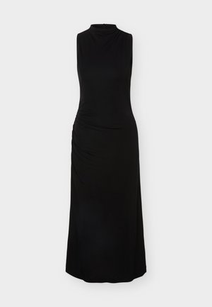 Ujjatlan fekete maxi ruha magas nyakkivágással és finom oldalsó ráncolással, testhez simuló felsőrésszel, a padlóig húzódó szabással.