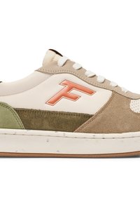 Sport-Sneaker aus beigem Leder mit olivgrünen Wildlederakzenten. Merkmale sind eine strukturierte weiße Sohle, runde Schnürsenkel und ein auffälliges orangefarbenes 'F'-Logo.