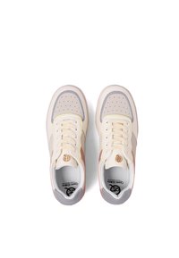 Sneakers con una toma in pelle crema, dettagli grigi e rosa, punta perforata e lacci giallo chiaro. Dettaglio logo circolare sulla linguetta.